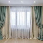 أضواء مدمجة على سقف غرفة المعيشة