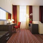 الستائر والستائر في غرفة المعيشة ، جنبا إلى جنب مع مجلس الوزراء