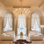 تتيح لك الطنفات المرنة تعليق الستائر على قوس النافذة