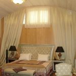 قوس مقوس مرن لنافذة صغيرة في العلية