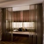 استخدام الستائر الرومانية في منطقة الصالة في نافذة الخليج