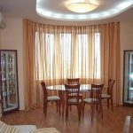 من أجل نافذة مستديرة إلى غرفة الطعام متصلة بالسقف