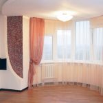 يتم تثبيت الكورنيش في مكانه بين النافذة والسقف.