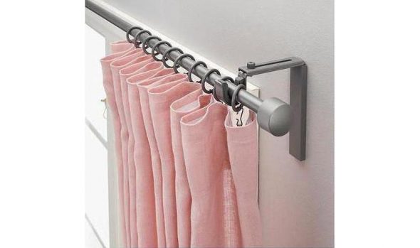 طنف على أقواس على الحائط