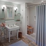 طنف في الحمام ، مثبت بين الجدران