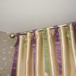 كورنيش ذهبي مع ستائر مثبتة على مفصلات متعددة الألوان