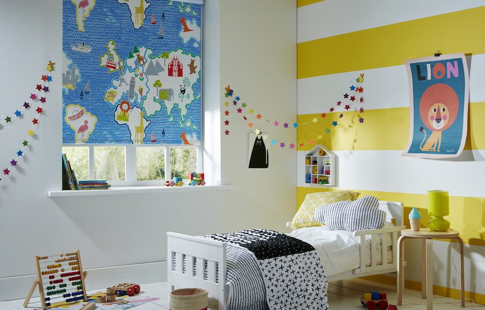 بطاقة على ستارة قماشية في الحضانة