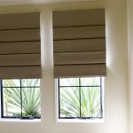 الستائر الرومانية المتتالية على النوافذ الضيقة في الداخل