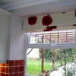 تتالي الستائر الرومانية الخفيفة مع جربر حمراء