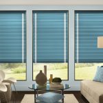 ستائر زرقاء متتالية ذات خطوط بيضاء