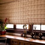 تتالي الستائر في المكتب على نافذة ضخمة