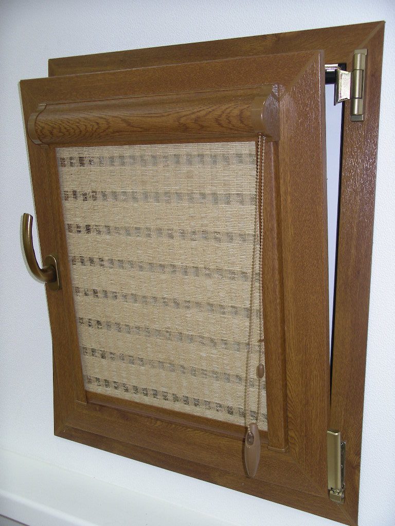 ستارة صغيرة مغلقة ملفوفة على وشاح النافذة