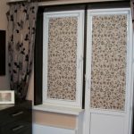 الستائر الكلاسيكية على باب الشرفة والنافذة