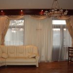 كورنيش خشبي كلاسيكي مع ضوء