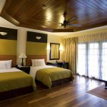 ستائر شفافة متقنة لغرفة نوم واسعة