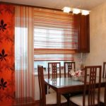 الجمع بين الستائر الرومانية والعادية من القماش نفسه لنافذة مع باب الشرفة