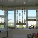 الجمع بين الستائر الرومانية شفافة ونقش على نافذة الخليج