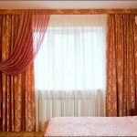 مجموعة من الستائر والستائر لغرفة النوم بألوان رملية