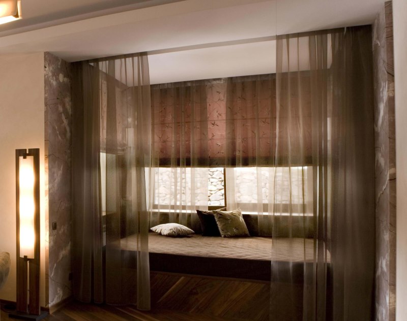 ستارة اورجانزا بنية اللون في نافذة كبيرة في منزل خاص