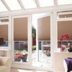 الستائر الدوارة البني لغرفة المعيشة مع الوصول إلى الشارع