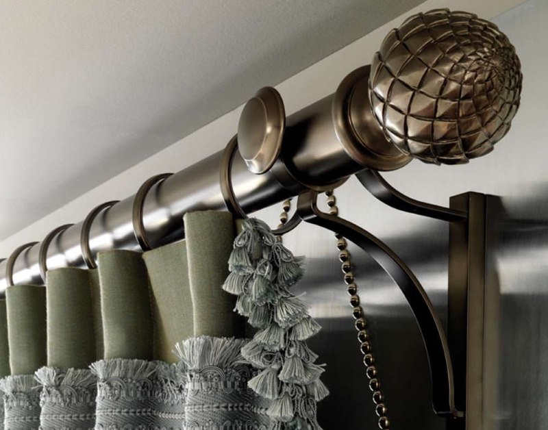 كورنيش جميل مع إبزيم على الحائط