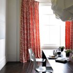 ستائر حمراء وبيضاء في غرفة الطعام