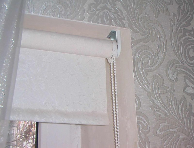 إصلاح الستائر الدوارة في الجزء العلوي من فتح النافذة