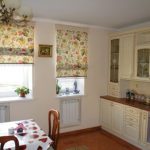 ستائر المطبخ الروماني من القماش المناسب مع نمط.