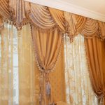 Lambrequin مع شرابات تبدو جميلة وغير عادية
