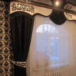 Lambrequin مع تجعيد الشعر باللونين الأبيض والأسود