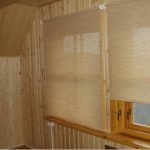 ستائر من الكتان على النوافذ في غرفة العلية