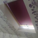 تعتيم الستائر على نافذة العلية