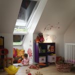 غرفة اللعب للطفل في العلية من المنزل