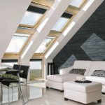 أريكة بيضاء بالقرب من الجدار الرمادي