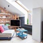 أرفف مفتوحة على جدار من الطوب