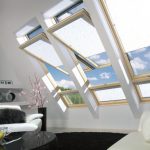 المناور مع الستائر البيضاء