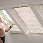 ستائر من القماش على نافذة العلية