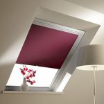 إناء أبيض مع الزهور الحمراء