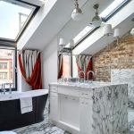 جزيرة المطبخ في العلية من منزل خاص