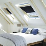 الوسائد الزرقاء على السرير الأبيض