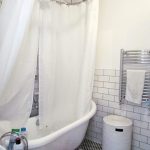 طنف معدني على شكل بيضاوي لستارة في الحمام