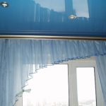 قضيب ستارة معدنية تعلق على سقف تمتد