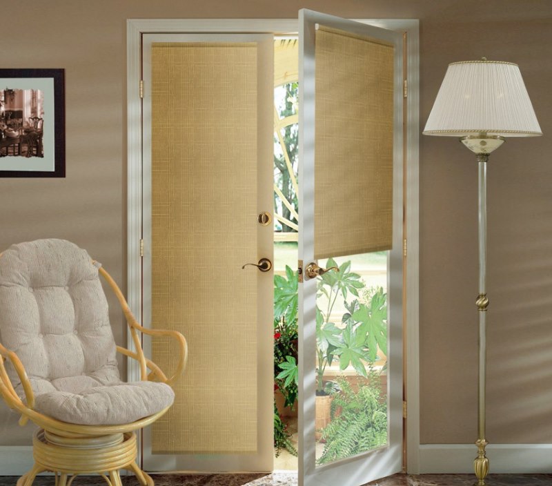 أبواب الشرفات مع لفائف تركية صغيرة بلون البيج