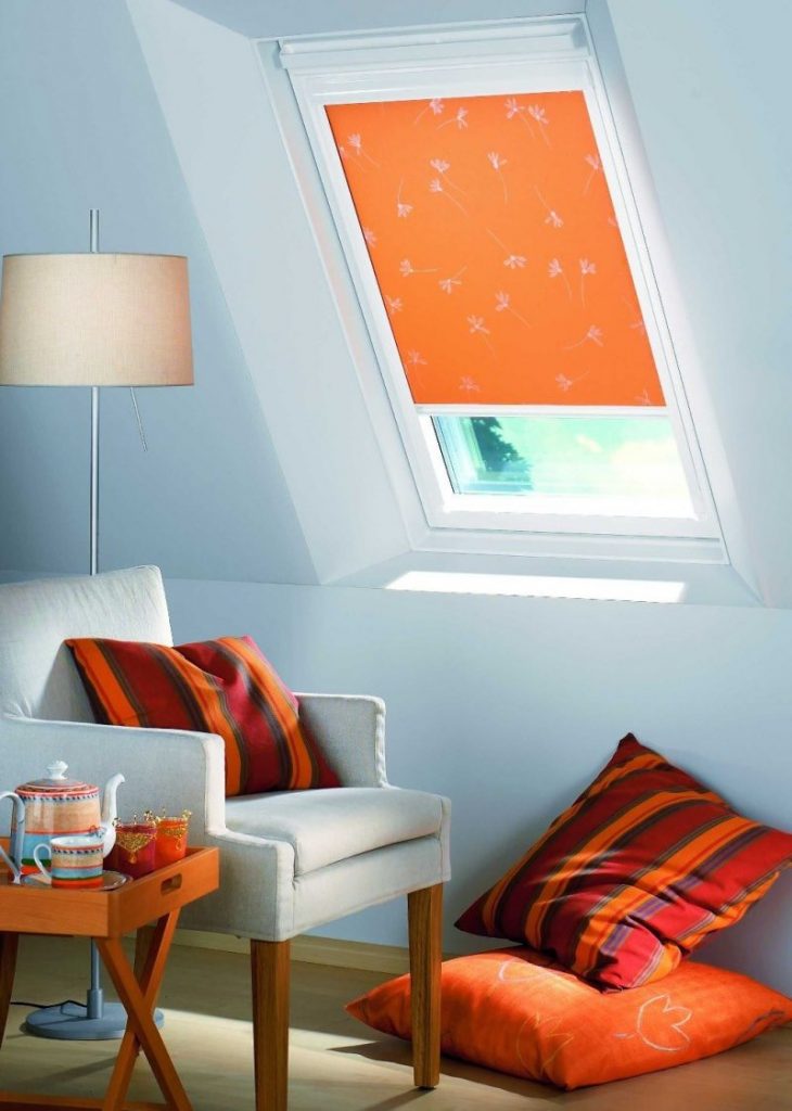 ستائر تعتيم الجزرة على نافذة السقف