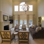 ستائر من الكتان الروماني غير عادية في غرفة المعيشة الكلاسيكية