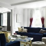 الستائر الالوان الثلاثة غير عادية في غرفة المعيشة الداخلية