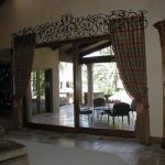 كورنيش غير عادي مزين بعناصر مزورة