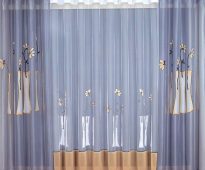 الستار الأزرق الحساس مع الزهور