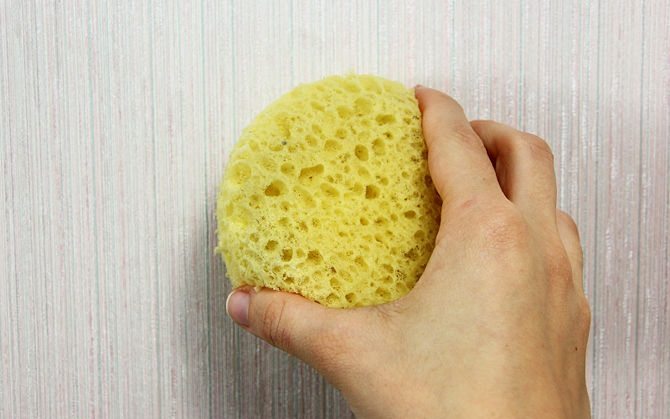 تنظيف الستائر باستخدام اسفنجة رطبة