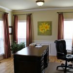 مكتب الستائر الداكنة